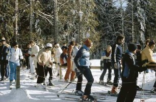 Schauinsland: Skiläufer stehen vor Lift