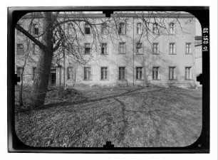 Neuzelle. Ehem. Zisterzienserkloster. Ehem. Klausur (Wiederaufbau 1894-1897). Eingangsfront (Teilansicht)