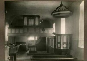 protestantische Kirche, Innenraum mit Orgel und Kanzel
