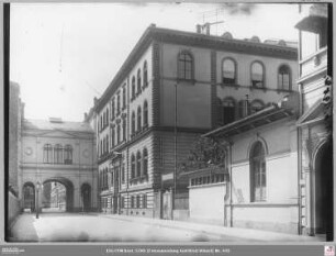 Lessinggymnasium (Junghofstraße 18): Fassade von Osten, mit Brücke zur südlichen Straßenseite