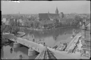 Königsberg, Dominsel : Königsberg (Kaliningrad/Russland). Dominsel mit Alter Universität und Dom. Blick über die Holzbrücke und das Pregelknie von Nordosten