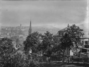 Stadtblick : Blick über eine Stadt, im Vordergrund ein Kirchturm