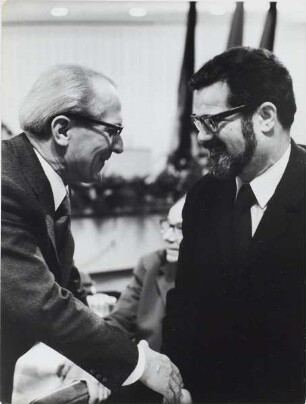 Erich Honecker und Konrad Wolf : Portraitaufnahme auf dem VII. Schriftstellerkongreß, 14.-16.11.1973 in Ost-Berlin