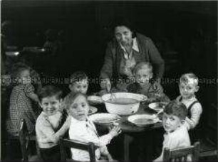 Mahlzeit im Kinderheim