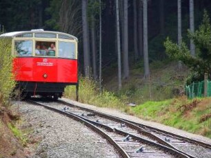 Standseilbahn bei Oberweissbach : Von der Talstation Obstfelderschmiede überwindet die steilste Standseilbahn der Welt für normalspurige Eisenbahnwagen auf einer Länge von 1360 m einen Höhenunterschied von 320 m bis zur Bergstation. Aufgenommen bei Oberweissbach am 29. April 2012