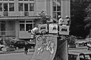 Rathausplatz: Titus-Show-Team aus Münster zeigt Stunts mit Rollschuhen, Skateboards und Bicycle Motocross-Fahrrädern (BMX-Fahrrad) auf einer Veranstaltung des Baugewerbeverbands Schleswig-Holstein für die Ausbildung als Handwerker