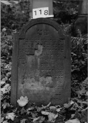 Grabstein 118 (Index: 100091002) Material: Sandstein Zustand: stark abgeblätt/verwitt/Textverlust Maße HxBxT: 91x56x8 cm Beschreibung: Stele mit eingezogenem Rundbogen: Grabstein 118