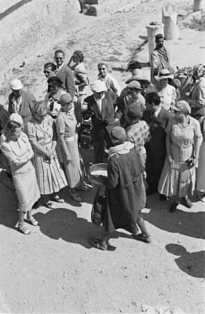 Reisefotos Orient. Touristen beim Landgang. Während der Vorführung eines Schlangenbeschwörers