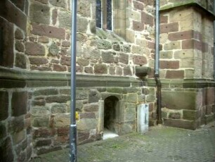 Stadtkirche - Chor im Norden - Sakristeianbau-Lavaboausfluss über Basisbereich