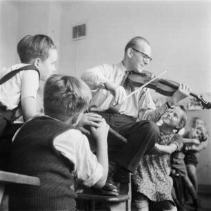 Berlin-Wilmersdorf. 3. Schule. Lehrer und Schüler im Musikunterricht