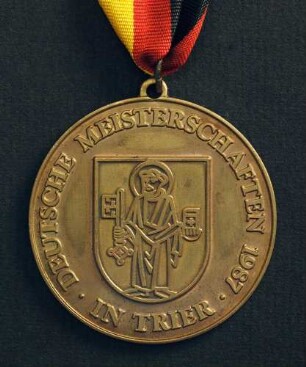 Bronzemedaille Deutsche Meisterschaften in Kurzschrift und Maschinenschreiben in Trier 1987 am schwarz-rot-goldenen Band : Sammlung Deutscher Stenografenbund. Bronzemedaille Deutsche Meisterschaften in Kurzschrift und Maschinenschreiben in Trier 1987 am schwarz-rot-goldenen Band. Messing, patiniert; Durchmesser 50 mm, Gewicht 37,5 g (1987; Deschler & Sohn, München). Dresden: SLUB R c 0547