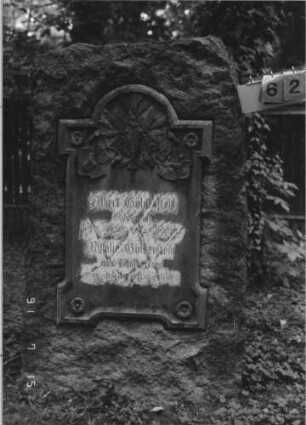 Grabstein 62 [Hahn S. 81 Grab-Nr. 882/883]