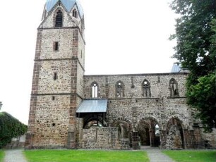 Totenkirche (Romanische Gründung)-Südturm und Langhaus (mit Obergeadenfenstern und Arkadenbögen-Seitenschiff abgegetragen) von Süden über Kirchhof