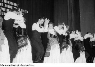 Rumänische Tänzer des Rahmenprogramms zur Leipziger Herbstmesse 1954