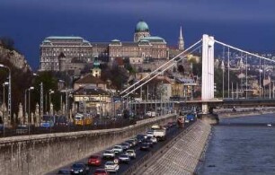 Budapest - Uferstraße : Uferstrße, Elisabethbrücke und Burgberg. Aufgenommen in Budapest 2001