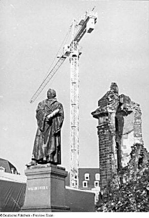 Dresden-Altstadt. Ruine der Frauenkirche während ihrer archäologischen Enttrümmerung. Martin-Luther-Denkmal (1885, A. v. Donndorf; Kopf 1860, E. Rietschel), Nordwestturm und Kran