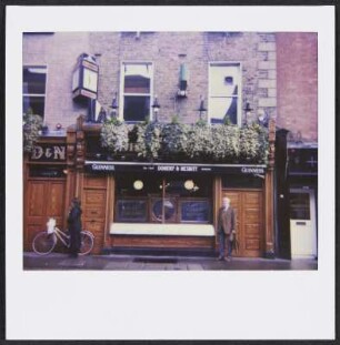 Wolfram Siebeck vor dem Restaurant und Pub Doheny and Nesbitt in Dublin
