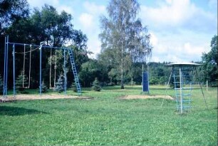 Spielplatz mit Spielgeräten beim Lager für Freizeit und Erholung