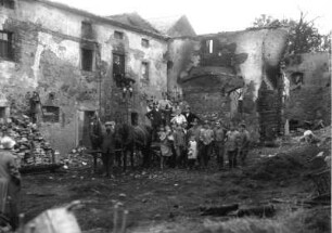 Gruppenbild von Landarbeiterinnen und Landarbeitern mit ihren Kindern, einem Pferdegespann und mit Helfern* vor einer Wohnhausruine : Oberlausitz (?). Gruppenbild von Landarbeiterinnen und Landarbeitern mit ihren Kindern, einem Pferdegespann und mit Helfern* vor einer Wohnhausruine