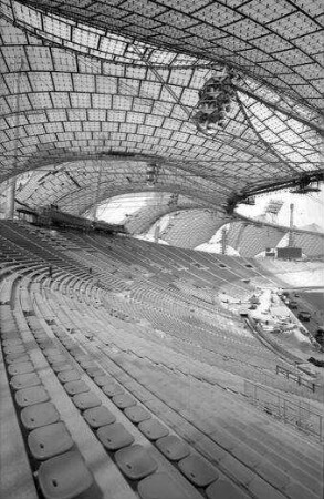 München: Olympiastadion mit Dachkonstruktion