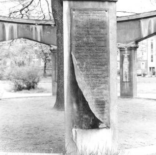 Dresden-Laubegast, Kirchplatz. Ehrenmal für die Gefallenen im 1. Weltkrieg (1925; E. Naumann). Tafel mit Namen der Gefallenen, Metallguß