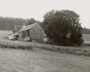 Wohnstallhaus : Bauerngut mit Wohnstallhaus (bez. 1882), Scheune und Anbauten