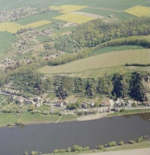 Diesbar-Seußlitz. Ortsteilansicht über die Elbe. Luftbild-Schrägaufnahme von Südwesten