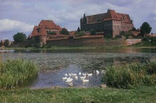 Malbork (Marienburg). Ordensburg Marienburg, Blick vom Südwesten über die Nogat