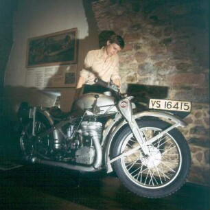 Rüsselsheim. Stadt- und Industriemuseum. Museumsbesucher beim Betrachten eines Motorrades (Typ Motoclub) aus dem Jahre 1928
