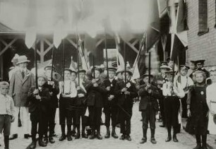 Frohburger Schulfest 1912, Knabengruppe mit Fahnen