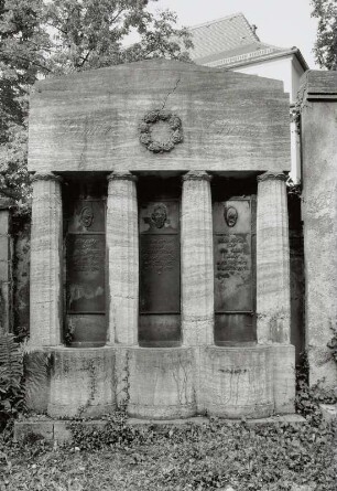 Wandgrabmal der Familie Otto Victor Chares