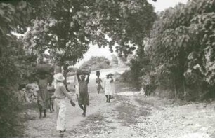 Reisefotos. Frauengruppe auf einer unbefestigten Straße (wahrscheinlich auf Haiti)