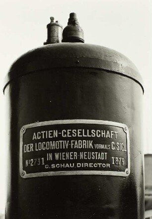 Bahnhof Radebeul-Ost, Fahrzeugausstellung. Tenderlokomotive der CSD 310 006. 1879, Actien-Gesellschaft der Locomotiv-Fabrik, vormals Sigl, G., Wiener Neustadt (Nr. 2731), Detail, Herstellerschild am Dampfdom