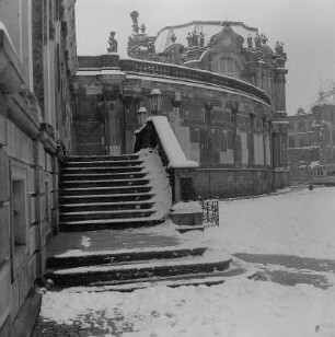 Dresden. Zwinger, Südseite, Blick von der Sophienstraße zum Glockenspielpavillon