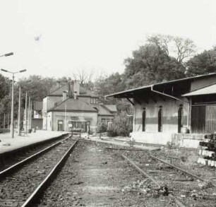 Bahnsteig 1A, Empfangsgebäude und Güterabfertigung (Teilansicht)