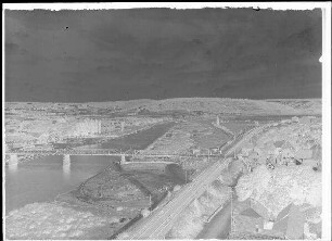 Staustufe Himmelstadt. Ansicht der Mainbrücke von Zellingen mit Blick die Ortschaft und das umliegende Gelände. Baumaßnahmen.