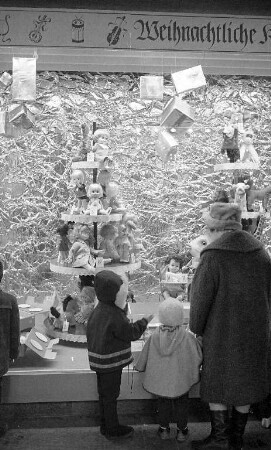 Puppenverkauf in der Vorweihnachtszeit.