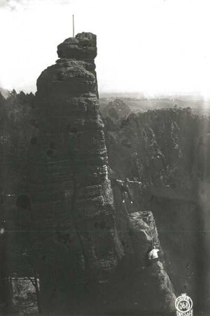 Sächsische Schweiz, Rathener Gebiet. Lokomotive. Oswald Kunis beim Sprung von der Esse