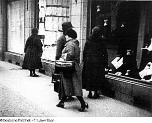 Straßenszene aus dem experimentellen Dokumentarfilm "Filmische Plaudereien" (Alltag in der Äußeren Neustadt und in Pieschen)