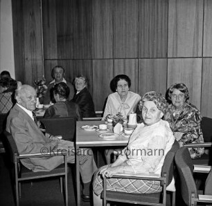 Altentagesstätte der Arbeiterwohlfahrt (AWO): Weinhude: Einweihung: Senioren an Tischen mit Kaffee und Kuchen