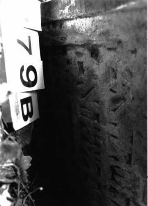 Grabstein 279 (Index: 99897668) Zustand: stark verwittert, liegend Maße HxBxT: 81x55x10 cm: Grabstein 279B