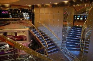Kreuzfahrtschiff "Musica" : Treppen von Deck 7 zu Deck 6 im italienischen Kreuzfahrtschiff "Musica", Sommer 2006 als Neubau der MSC-Reedrei in Dienst gestellt, 2550 Passagiere, aufgenommen 2006