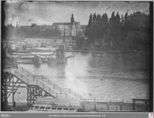 Bau der neuen Alten Brücke nach Süden zum Deutschordenshaus, vorn Aufgang zur ehemaligen Notbrücke; vor der Maininsel zwei Fischernachen als Personenfähre