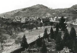Oberrheingraben, Kaiserstuhl im Breisgau. Vogtsburg im Kaiserstuhl-Achkarren am Fuß des terrassierten Schloßberges. Ansicht von Südosten