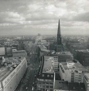 Hamburg, Blick vom Turm der Sankt-Petri-Kirche nach Osten über die Mönckebergstraße zur Jakobikirche