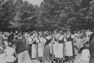 Volkskunstgruppe aus dem Erzgebirge - nach dem Auftritt : Volkskunstgruppe aus dem Erzgebirge