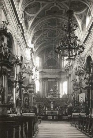Vilnius. Allerheiligenkirche. Innenansicht. Blick durchs Mittelschiff zum Chor.