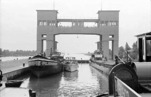 Kembs: Schleusentor von innen, Schleuse Kleinkembs