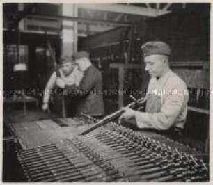 Wehrmachtssoldaten, Waffenfabrik