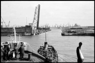 Dünkirchen: Kanal, Hafeneinfahrt mit Klappbrücke